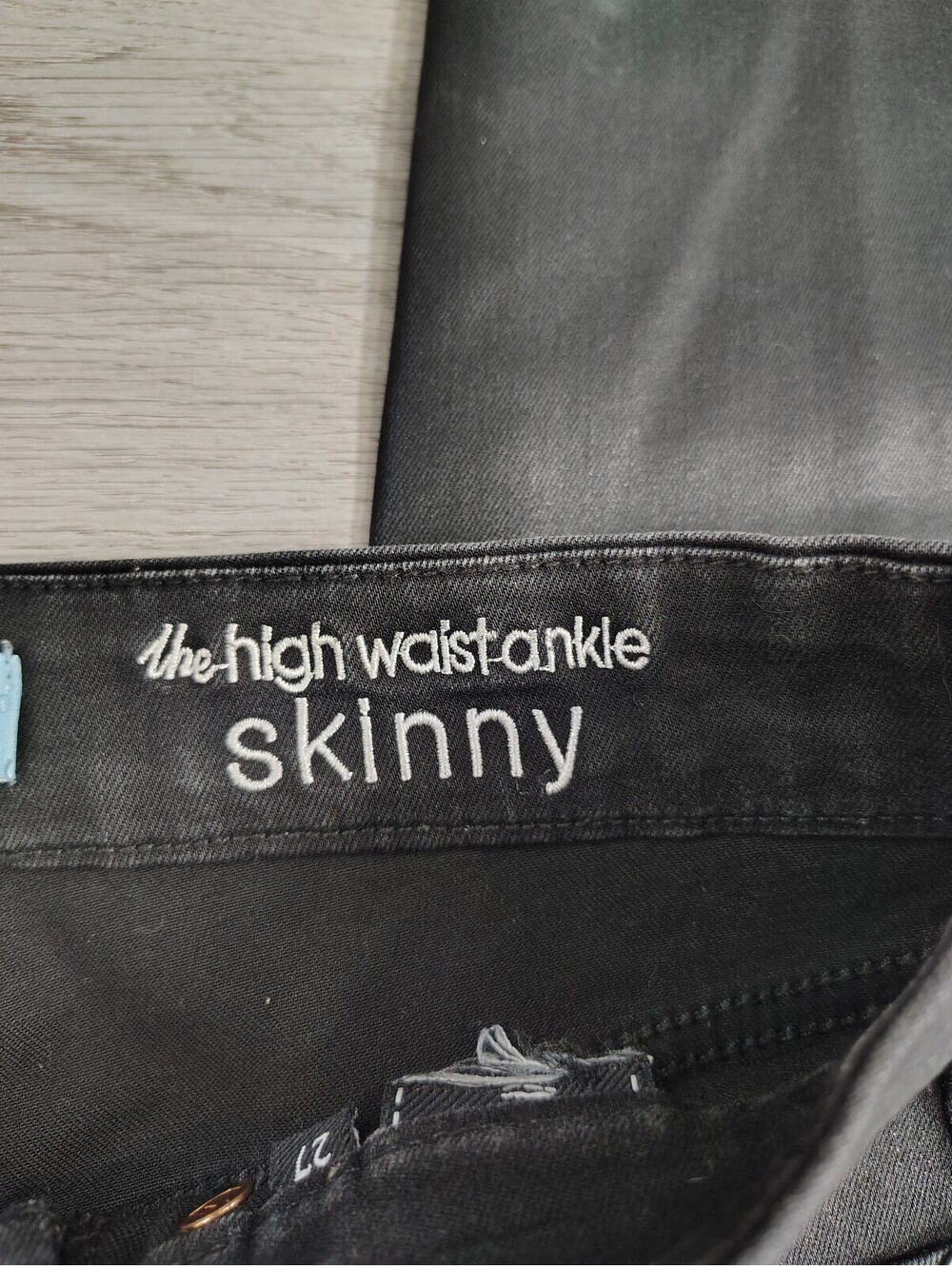 7 for all mankind skinny pants. Size 27 - Picture 5 of 7